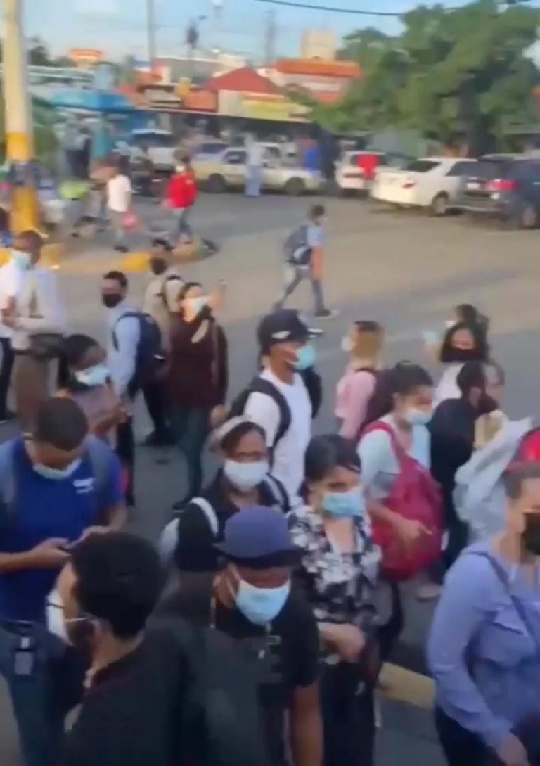 Caos en estación María Montez al momento de pedir tarjeta y cédula