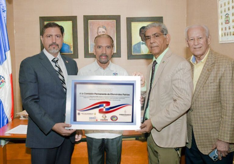 Radioaficionados entregan cuadro conmemorativo a la Comisión Permanente de Efemérides Patrias