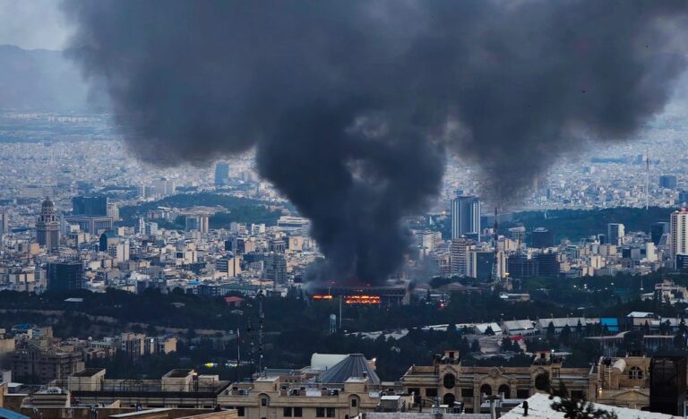 Rusia: Los ataques israelíes contra instalaciones nucleares pacíficas de Irán empujan al mundo hacia una catástrofe