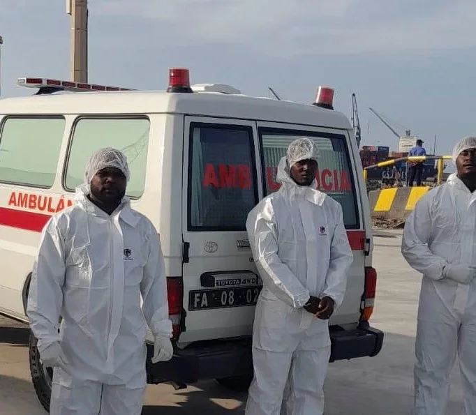 Sanitarios en el puerto de Praia, en Cabo Verde, esperaban el martes la llegada de tres pasajeros del crucero MV Hondius para su evacuación en avión, al presentar síntomas de hantavirus. EFE/Director General de la OMS en X