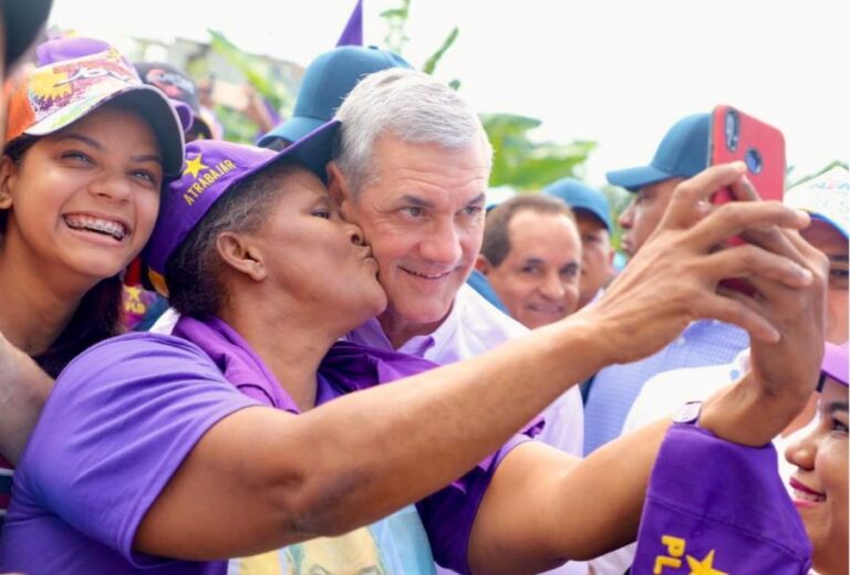 Gonzalo Castillo reactiva su presencia territorial con un recorrido nacional desde Azua