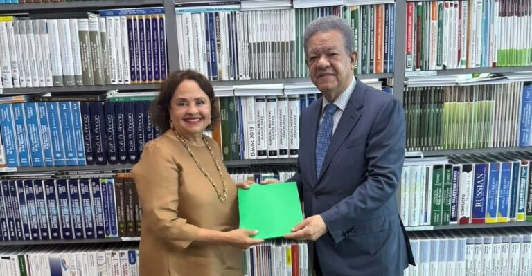 Leonel Fernández analiza la situación de la Fuerza del Pueblo en Europa tras recibir informe partidario
